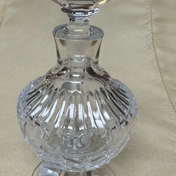 Elegant lead crystal perfume bottle - Picture 1 of 3